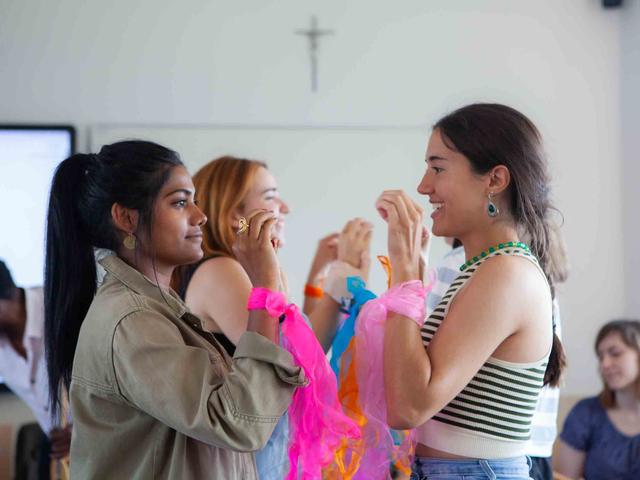 chicas bailando en clase de educacion infantil