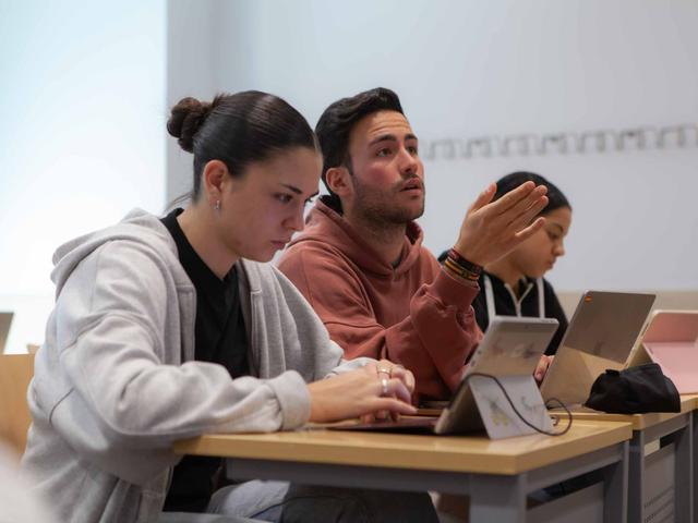 Alumnos preguntando en clase