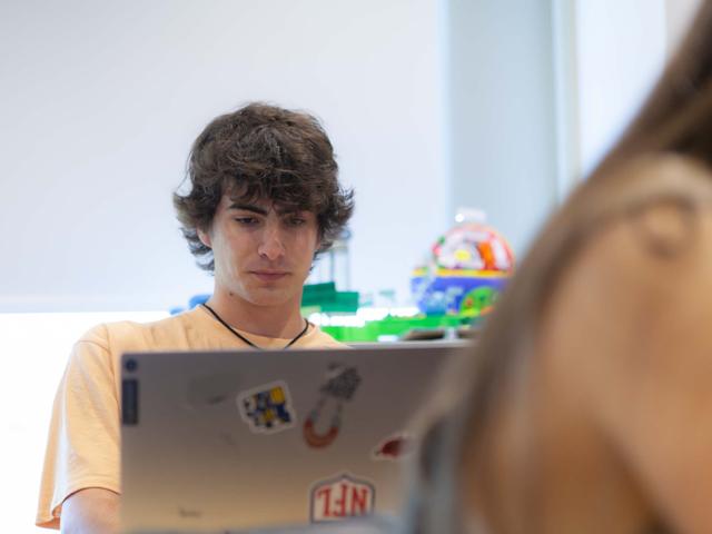 chico en clase de educación infantil