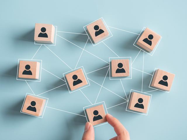 piezas de madera con iconos de personas