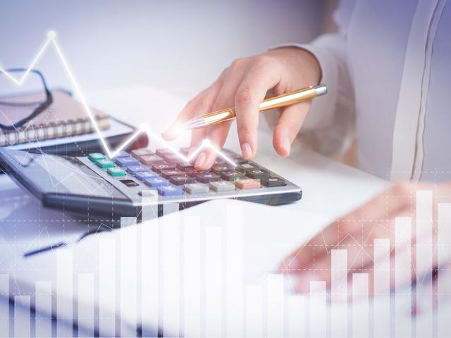 contador-calculando-ganancias-graficas-analisis-financiero.jpeg