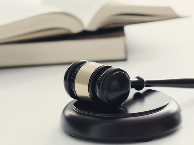 martillo de juicio sobre libros