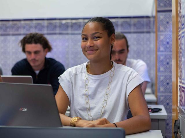 chica sonriendo en clase
