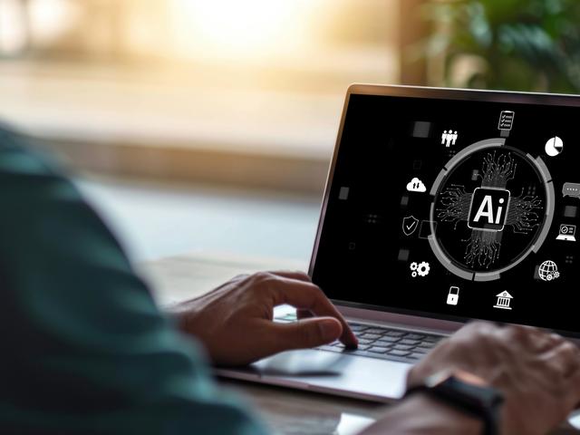 Una persona está trabajando en una computadora portátil con un diseño centrado en inteligencia artificial.