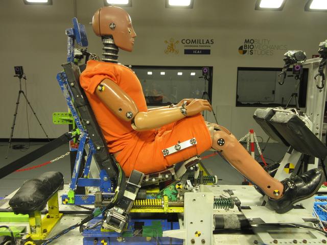 Una figura humana artificial sentada en un entorno de laboratorio.