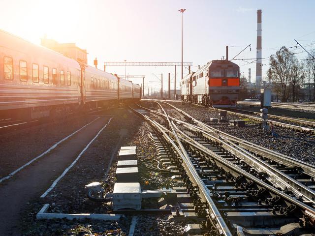 tren vagones tren pasajeros corre estacion vias
