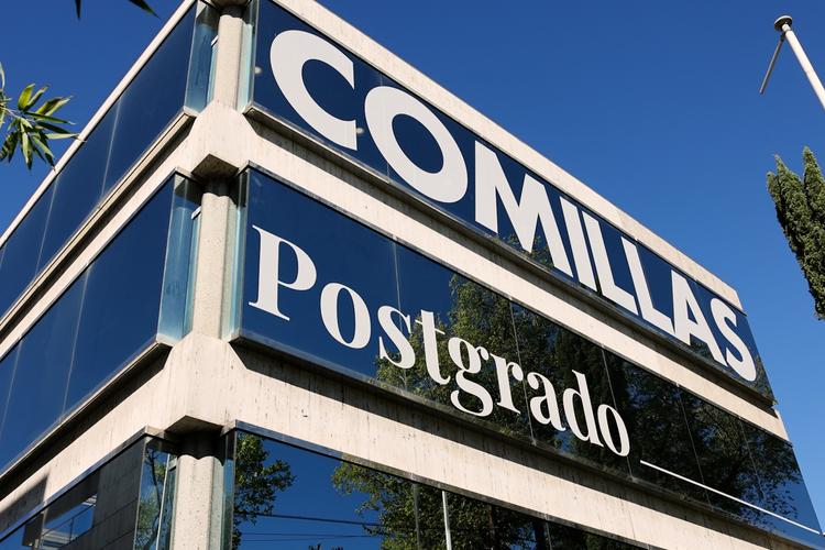 Edificio que alberga el postgrado en Comillas con un diseño moderno y luminoso.