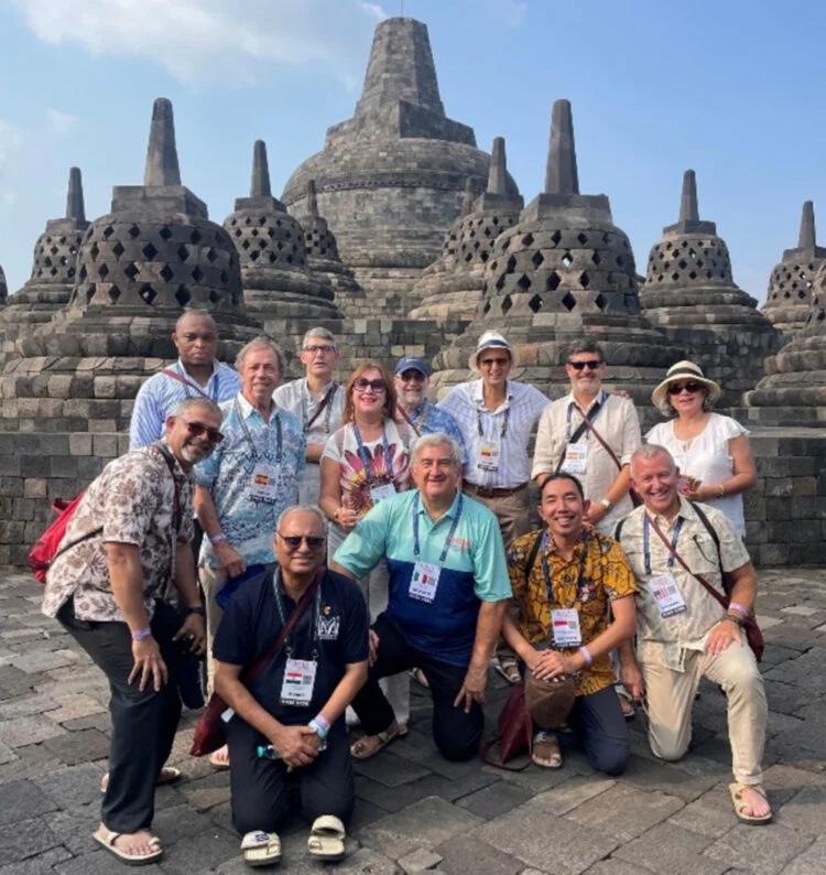 Un grupo de personas posando frente al templo de Borobudur en Indonesia.