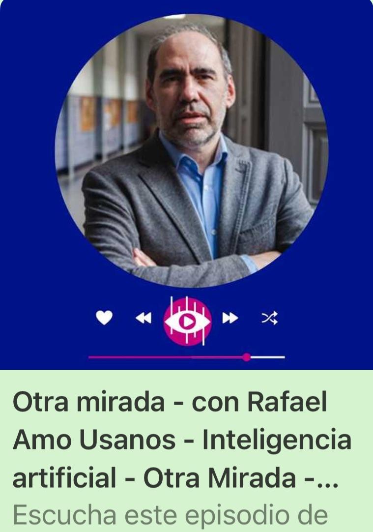 Imagen de un hombre hablando sobre inteligencia artificial en un podcast.