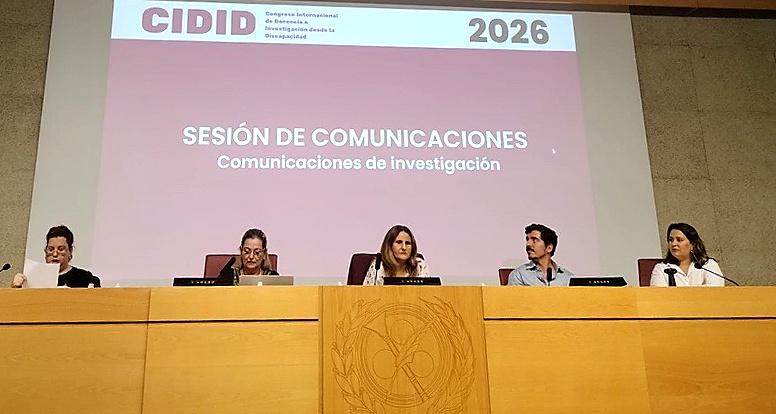 La imagen muestra a un grupo de presentadores en un evento académico con una pantalla detrás que indica el tema de la sesión.