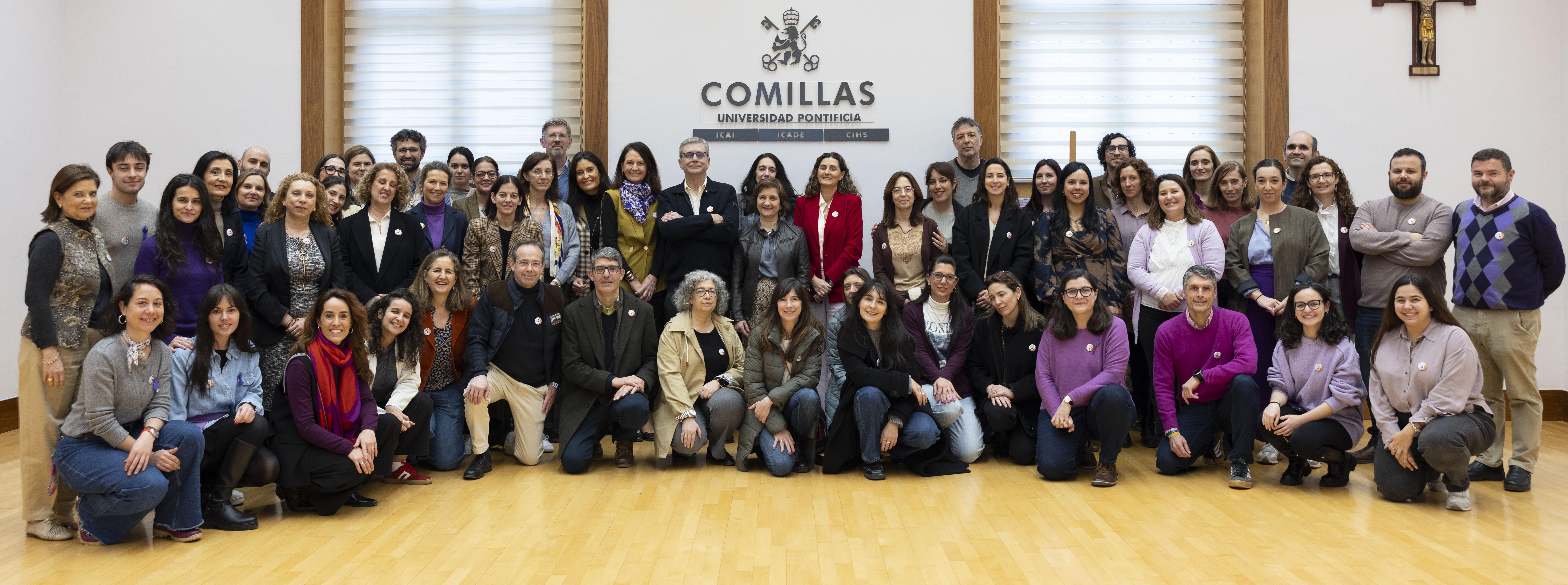 Grupo de personas posando en un evento en la Universidad Pontificia Comillas.