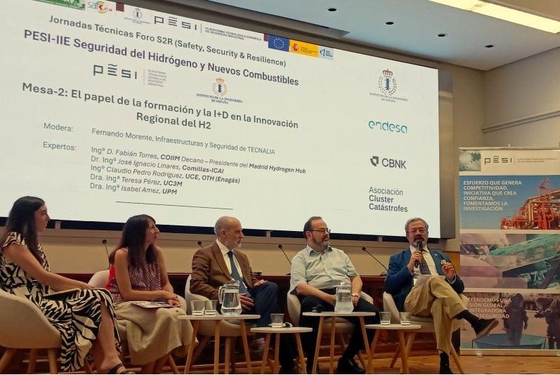 Un panel de expertos discute sobre el papel de la formación y la innovación en el ámbito del hidrógeno y combustibles nuevos en un evento sobre seguridad y resiliencia.