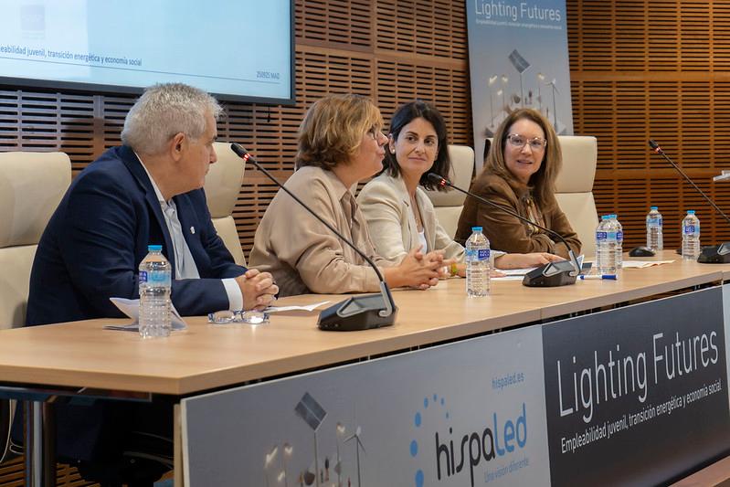 Una mesa redonda en la que participan varias ponentes discutiendo sobre iluminación y sostenibilidad.