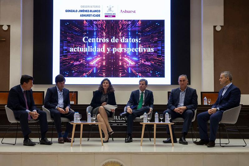 Un panel de expertos discute sobre centros de datos y sus perspectivas en un evento.