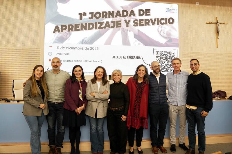 Un grupo de personas posando en un evento titulado '1ª Jornada de Aprendizaje y Servicio'.