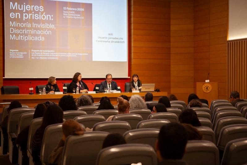 Un panel de discusión sobre la situación de las mujeres en prisión en un evento académico.