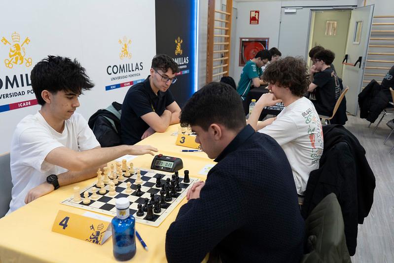 Un grupo de jugadores de ajedrez compitiendo en un torneo en un ambiente académico.