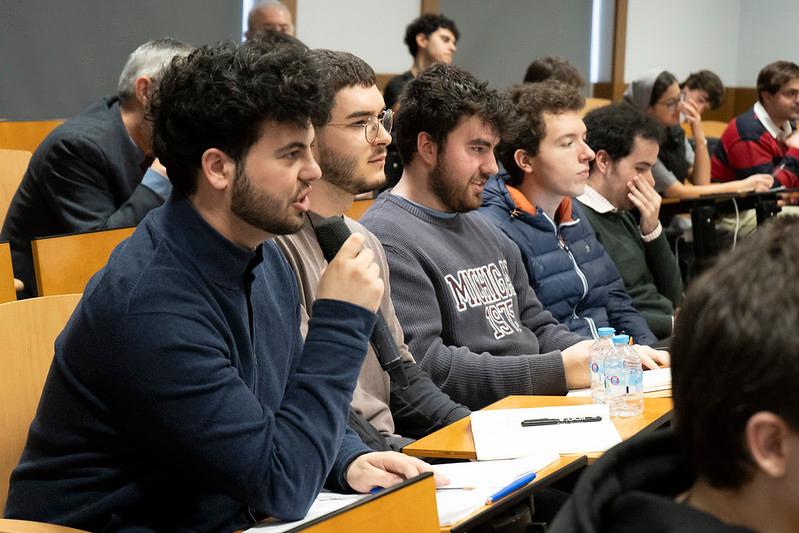 Un grupo de jóvenes estudiantes participa en una discusión en un aula.