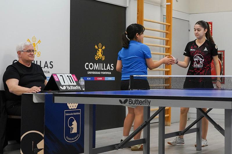 Dos jugadoras de tenis de mesa se saludan después de un partido en una competición.