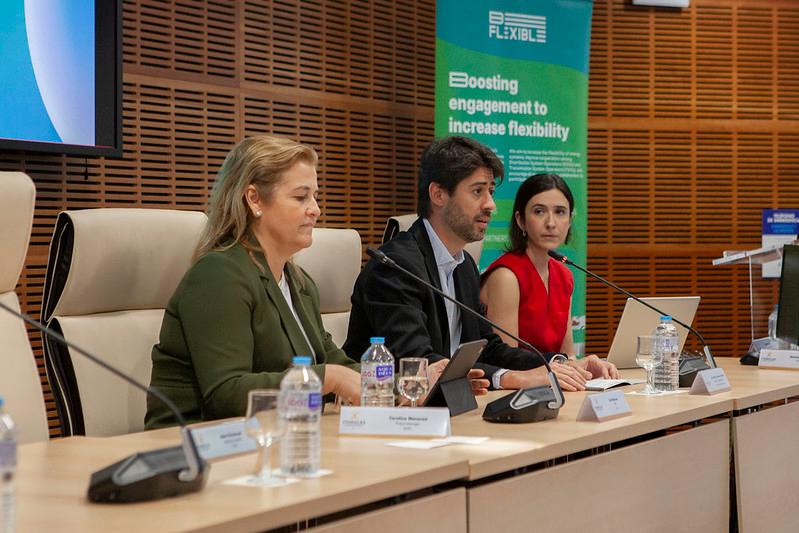 Tres personas participan en una mesa redonda en un evento sobre flexibilidad y compromiso.