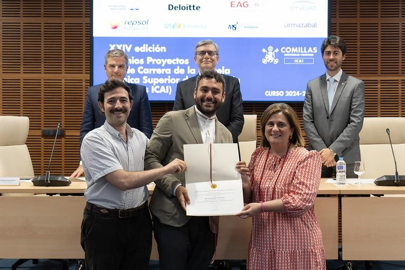 Un grupo de personas en un evento de entrega de galardones en una institución educativa.