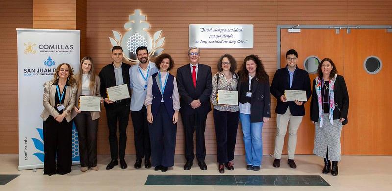 Grupo de personas posando con certificados en un evento institucional.