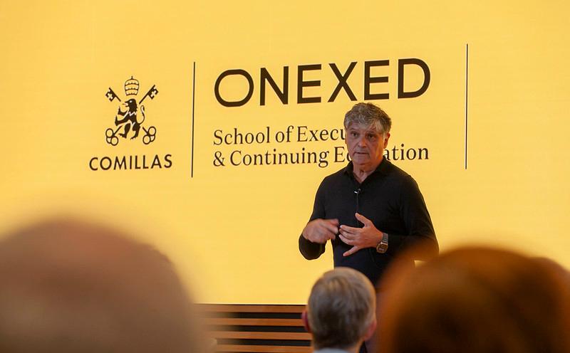 Un hombre hablando en un evento educativo en la escuela ONEXED de Comillas.