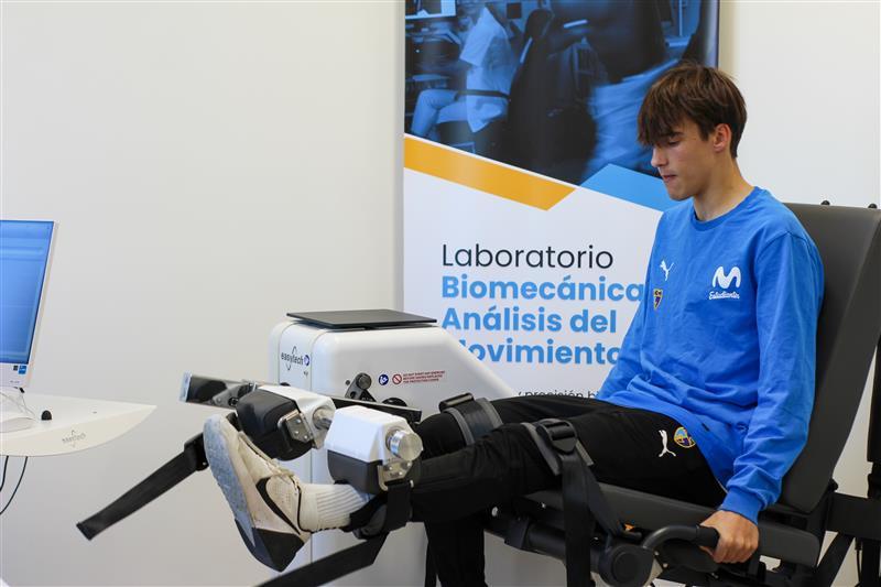 Un joven está probando un equipo de análisis biomecánico en un laboratorio.