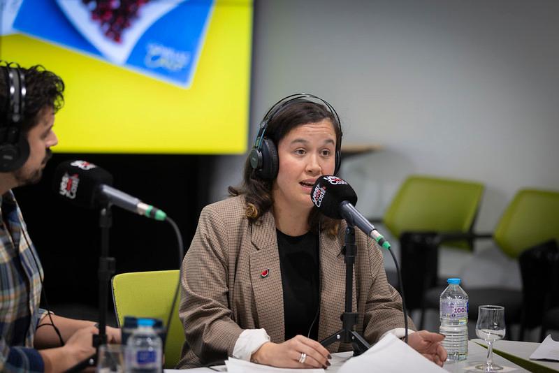 Una mujer habla durante una grabación en un estudio de radio.