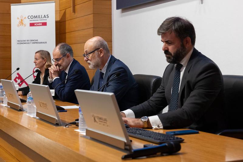 Un grupo de cuatro personas sentadas en una mesa durante un evento en la Universidad Pontificia Comillas.