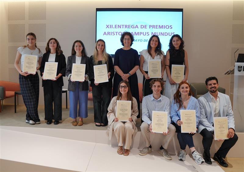 El evento muestra la entrega de premios a un grupo de jóvenes que celebran sus logros académicos.