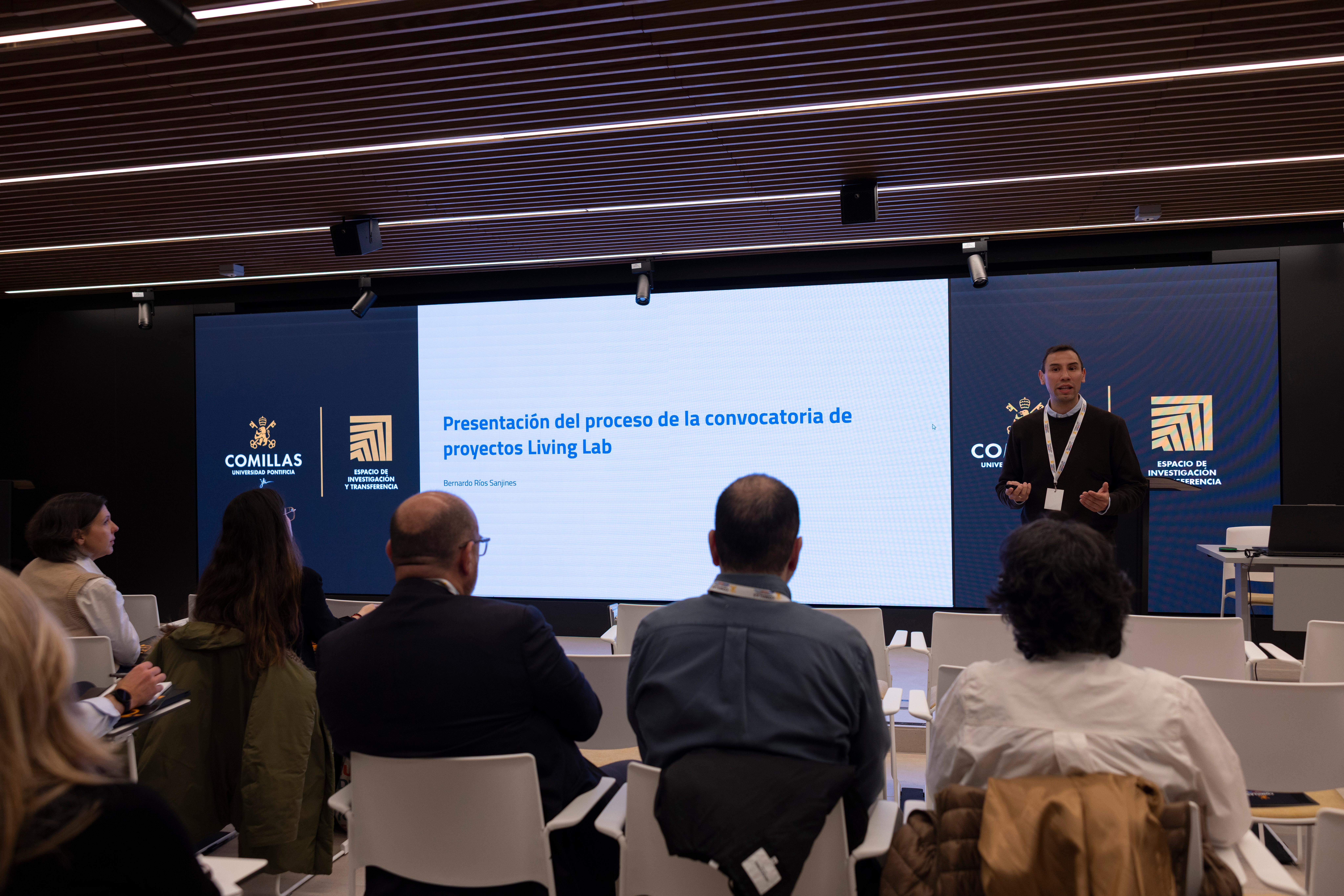 Una presentación en una sala moderna sobre proyectos de Living Lab.