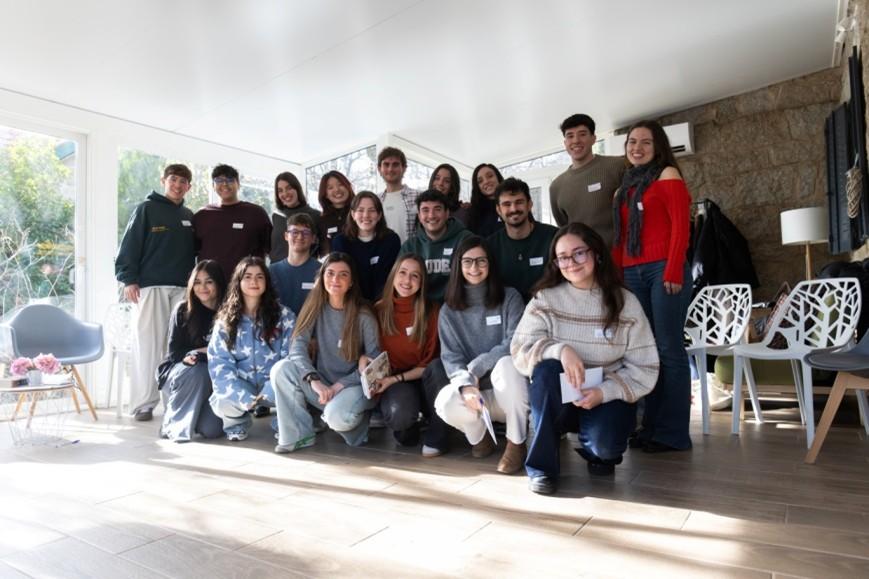 Grupo de personas sonrientes posando en un ambiente luminoso y cómodo.