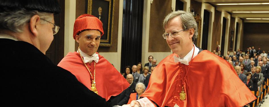 Antonio Hernández-Gil recibiendo el 'honoris causa' de Comillas