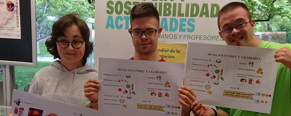 los estudiantes del programa EDUCADEMOS presentaron su panfleto alternativo de lectura fácil para hacerlo más accesible para jóvenes con discapacidad intelectual