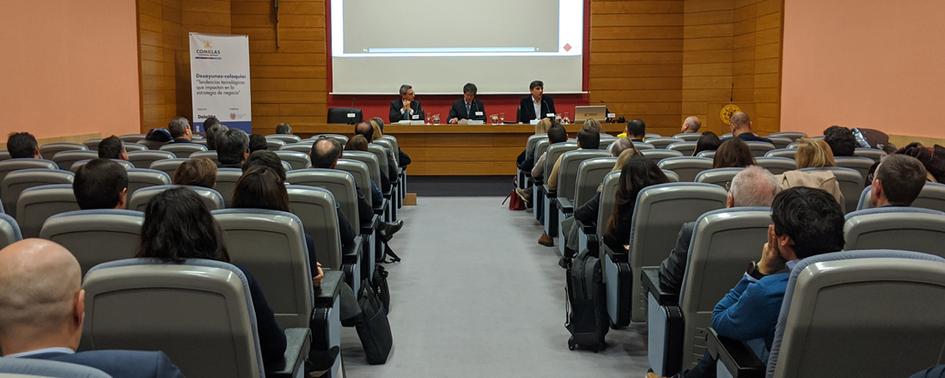 De izq. a der.: Javier Echaniz (socio de Deloitte), David Contreras (director del departamento de Telemática y Computación) y Juan Cumbrado (director de Innovación de MAPFRE)