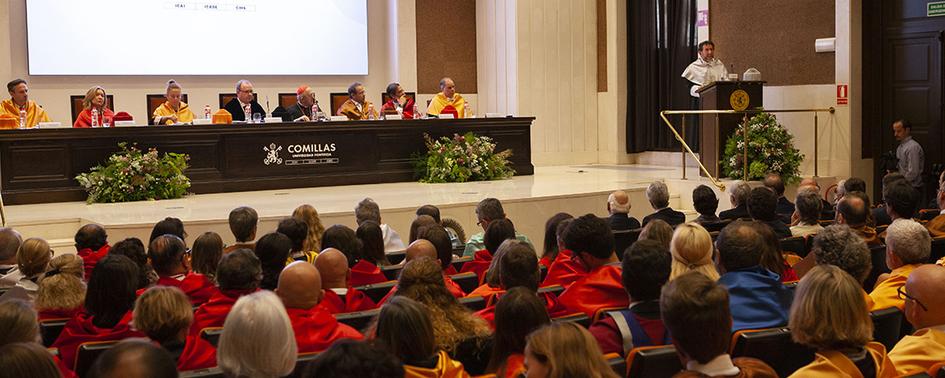 El profesor de la Escuela Universitaria de Enfermería de Enfermería y Fisioterapia “San Juan de Dios”, Julio César de la Torre, fue el encargado de ofrecer la lección inaugural