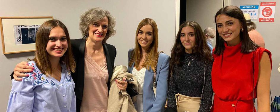 La profesora Pilar Úcar y algunas alumnas participaron en una tertulia sobre poesía en el Ateneo