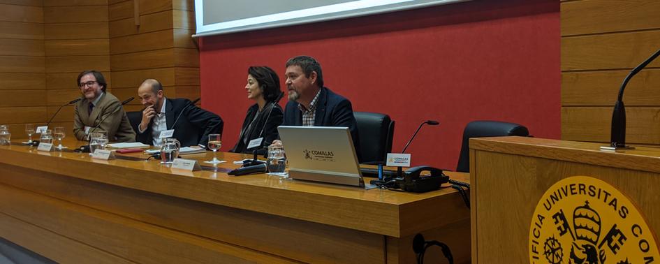 De izq. a der.: Emilio Sáenz-Francés (director del Departamento de Relaciones Internacionales Facultad de Ciencias Humanas y Sociales y del Observatorio Winston Churchill); Santiago Ruiz de Velasco (global business director de British Council); Teresa Corzo Santamaría (decana de la Facultad de Ciencias Económicas y Empresariales) y Mark Howard (director de British Council en España).