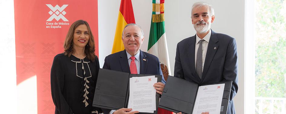 El rector de Comillas durante la firma 