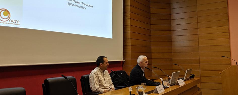 Pedro Linares, director de la Cátedra BP de Energía y Sostenibilidad junto a Francisco Heras, consejero técnico de la Oficina Española de Cambio Climático (OECC)