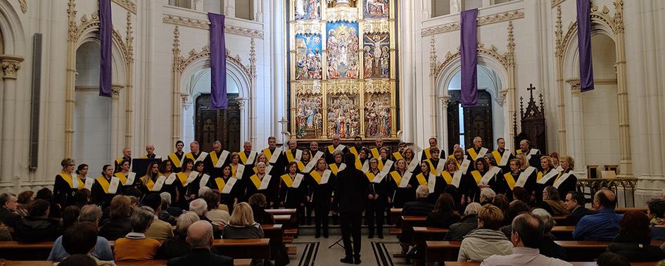 Miembros del coro de la Universidad durante su actuación en el concierto de Navidad