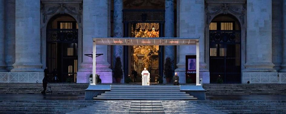 El Papa Francisco impartiendo una bendición extraordinaria en la Plaza de San Pedro de Roma.