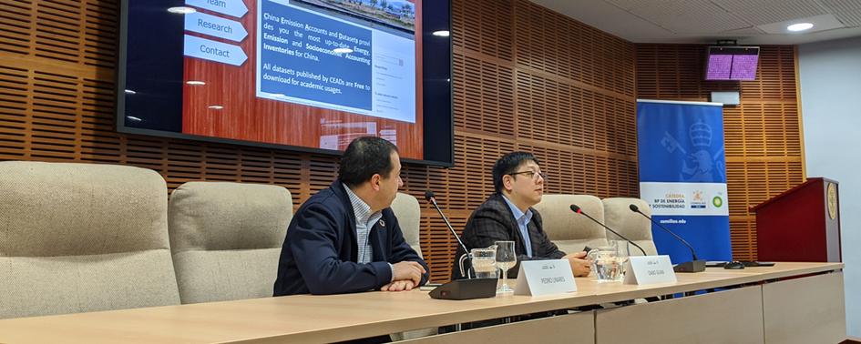 Pedro Linares Llamas, director de la Cátedra BP de Energía y Sostenibilidad y Dabo Guan, profesor en Tsinghua University y especialista en economía ambiental para la mitigación internacional del cambio climático.