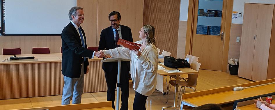 Entrega de diplomas a los alumnos de DePaul University College of Law de Chicago.