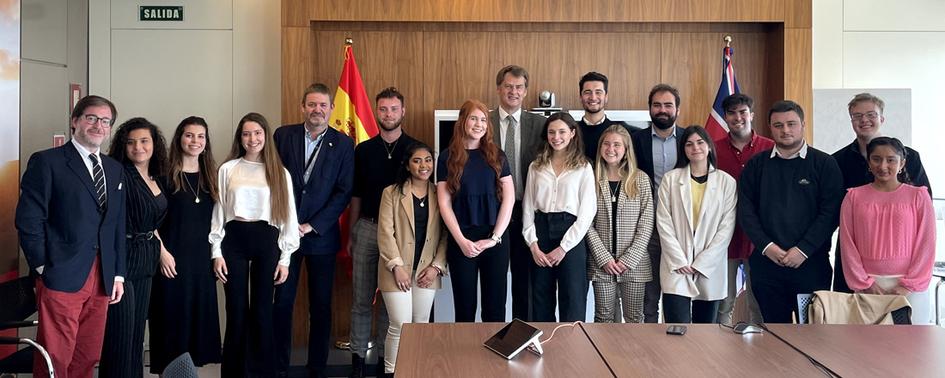 Alumnos de RRII+COM visitan la Embajada del Reino Unido 