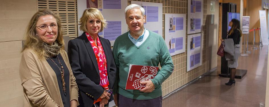 Blanca Herranz, de Biblioteca, junto a Nadia Rodríguez y Juan Carlos Torre Puente, ambos profesores de Comillas CIHS y responsables de la exposición