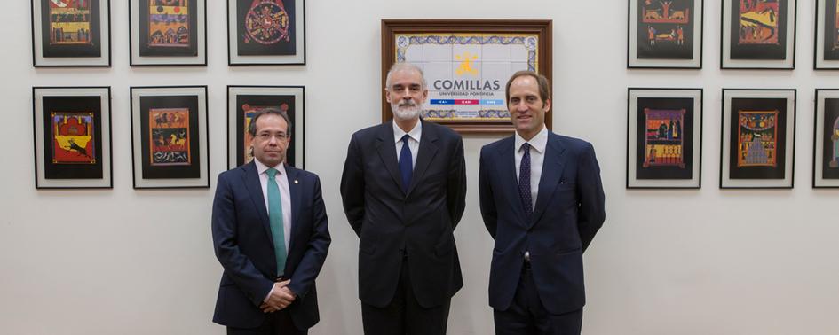 De izq a der.: Mariano Ventosa (Vicerrector de Investigación e Internacionalización de la Universidad Pontificia Comillas y codirector de la Cátedra de Industria Conectada), Julio L. Martínez (Rector de la Universidad Pontificia Comillas) y Christian Gut (Consejero delegado de Prosegur). 