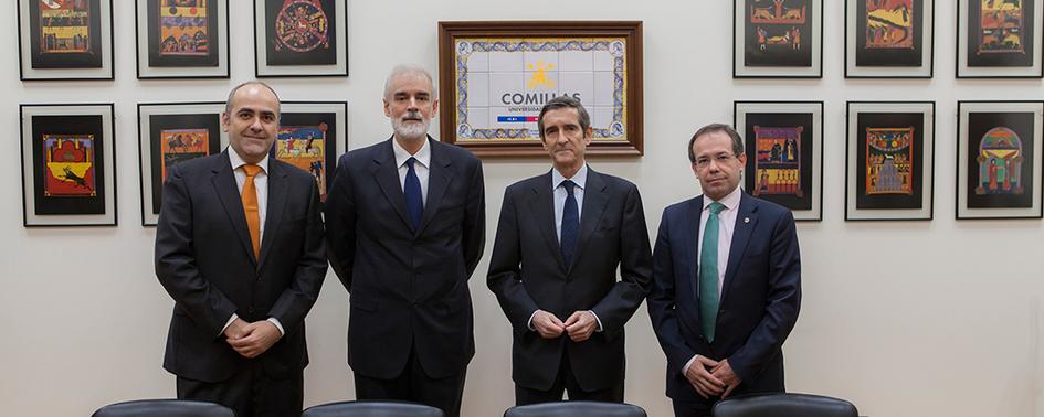 De izq. a der.: Enrique Fernández Puertas (director de Digitalización y Arquitectura en Repsol); Julio L. Martínez (rector de Comillas); Luis Cabra Dueñas (director general de Desarrollo Tecnológico, Recursos y Sostenibilidad de Repsol); Mariano Ventosa (vicerrector de Investigación e Internacionalización de la Universidad Pontificia Comillas y codirector de la Cátedra de Industria Conectada)