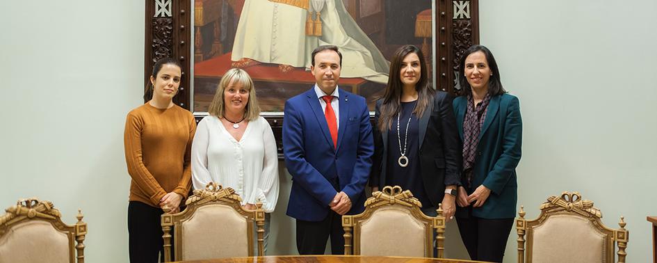 Pie foto: De izq. a der.: Gemma Lorente (secretaria de Red de Familia); Paqui Carranza (directora de comunicación de Red de Familia); Ángel Juárez Ortiz (presidente de Red de Familia) y Noemí García Sanjuan (Coordinadora en la Cátedra de Familia y Discapacidad: Fundación Repsol-Down Madrid) y Almudena Juárez (profesora y jefa de estudios del grado en Trabajo Social y el doble grado en Criminología y Trabajo Social)